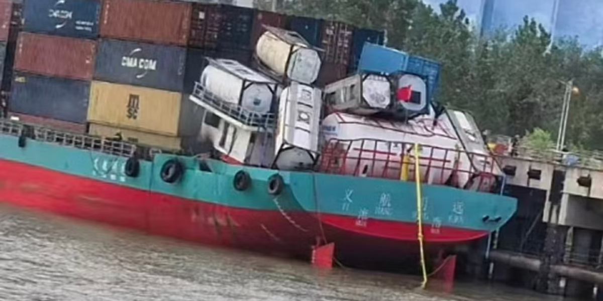 Explosion and Fire Strike LNG-Powered Containership at Yangluo Port in China